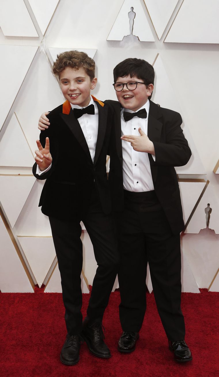 Roman Griffin Davis y Archie Yates en la alfombra roja de los Oscar 2020.