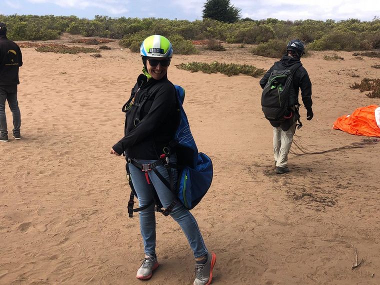 Angie Gatica se atrevió a la experiencia de parapente en Chile.