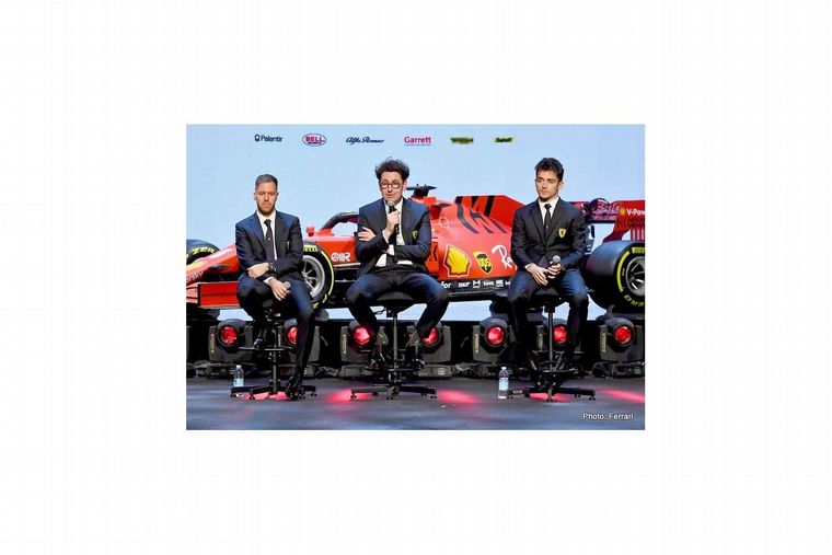 FOTO: Mattia Binotto flanqueado por sus dos pilotos, Leclerc y Vettel
