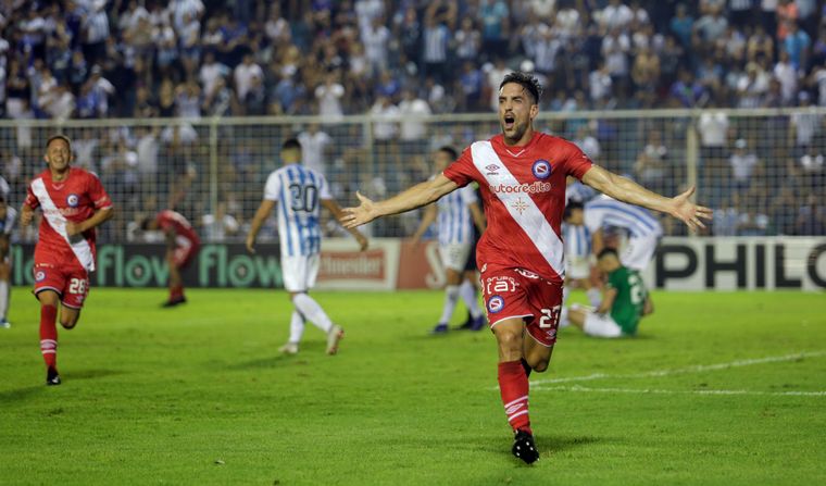 Resultado de imagen de ARGENTINOS LE GANO A ATLETICO TUCUMAN 2 A 0