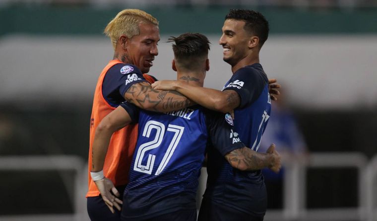Los jugadores festejan el golazo de Menéndez.