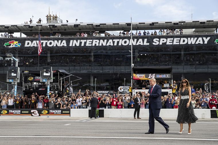 FOTO: El presidente y la primera dama en la apertura del NASCAR en Daytona (Florida)