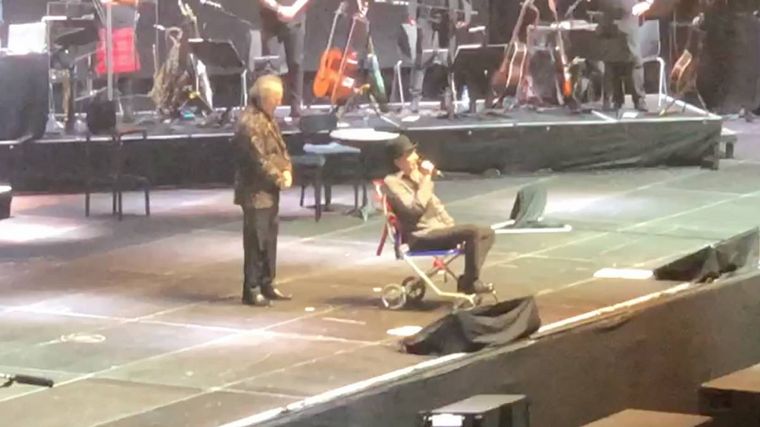 Sabina volvió al escenario en silla de ruedas