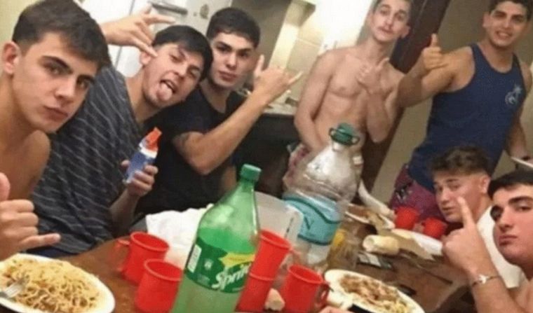 Los rugbiers en la cena antes de ir al boliche Le Brique.