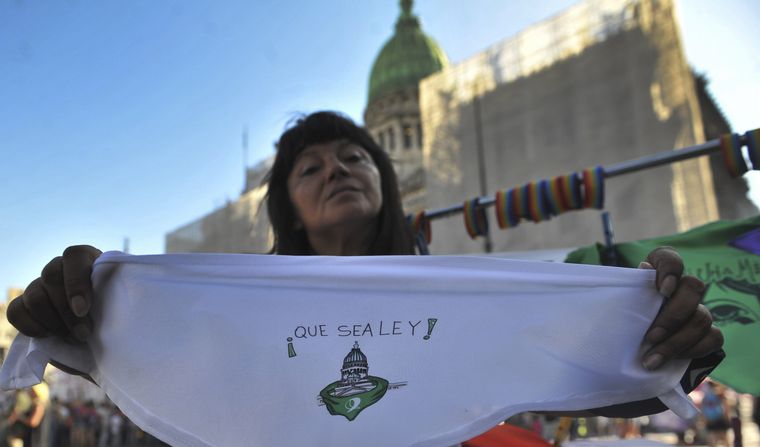 El pañuelazo comenzó por la tarde en las afueras del Congreso.