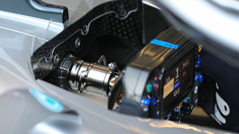 Tirando del volante, con el DAS, los pilotos de Mercedes modifican convergencia en TD