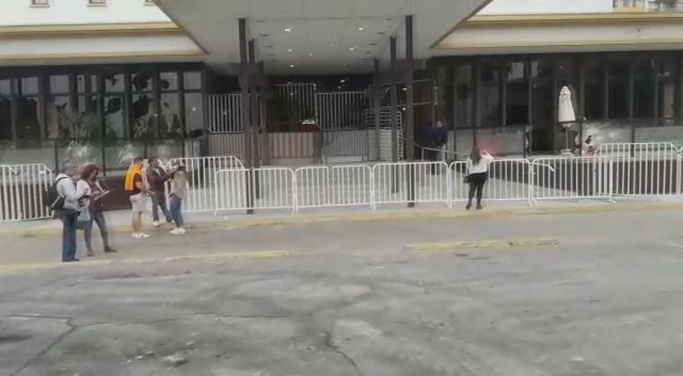 Cenizas de autos quemados frente al Hotel O'Higgins tras las manifestaciones en Viña.