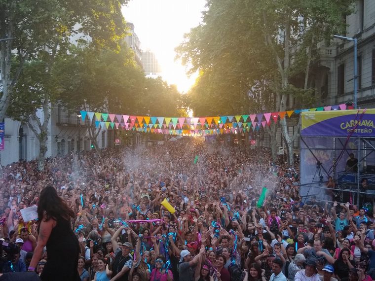 AUDIO: Las comparsas se adueñaron de Avenida de Mayo (Por Orlando Morales)