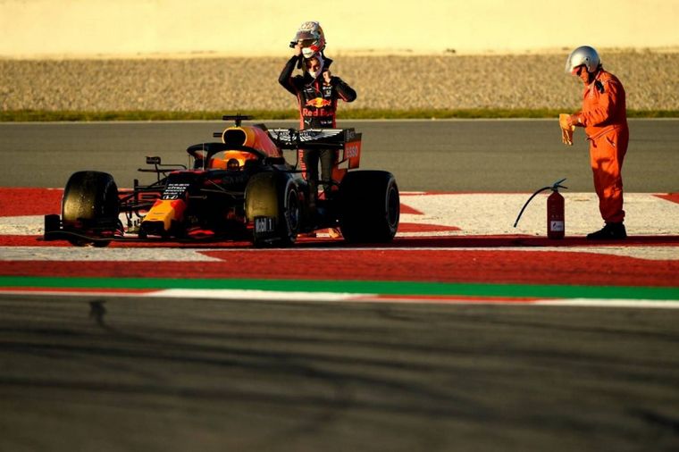 Max Verstappen queda detenido en la pista, será bandera roja y final del ensayo