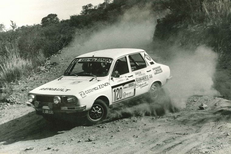 Jorge Alejandro Moroni sobre uno de los R12 oficiales de Renault Argentina.