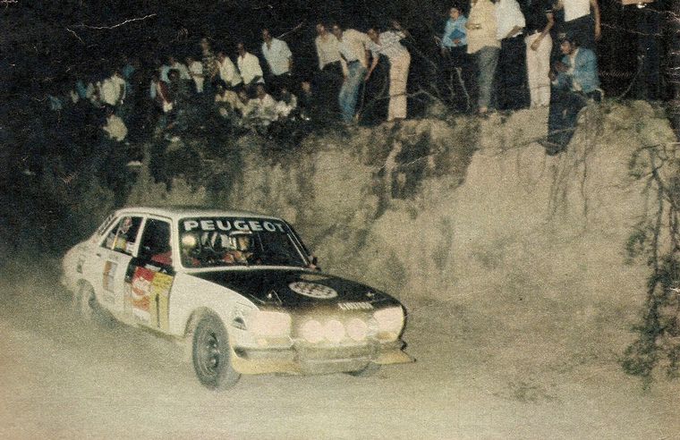 Carlos Garro con su Peugeot 504 oficial de Sevel Argentina.