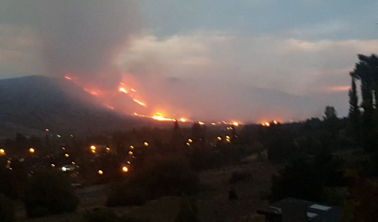 AUDIO: Impactante incendio forestal en las afueras de Esquel (por Luis Fernández Echegaray)