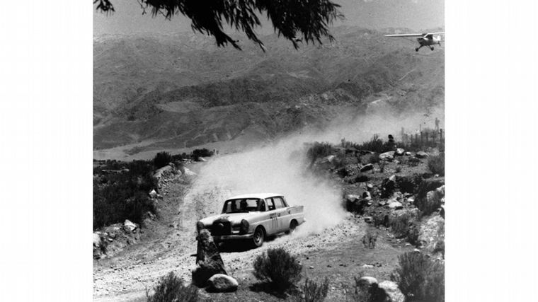 Sierras, camino de tierra, y al Mercedes de las suecas lo sigue el avión de la radio