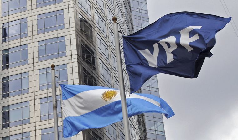 YPF, una de las empresas argentinas más afectadas por el lunes negro.
