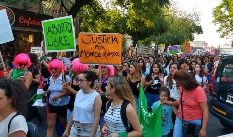 FOTO: Paro feminista y marcha en Rosario por el 9M.