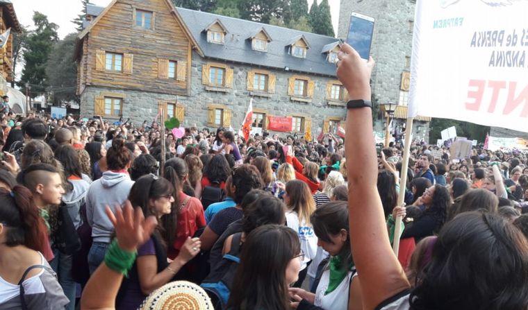 9M: Miles de mujeres se concentraron en el Centro Cívico de Bariloche.
