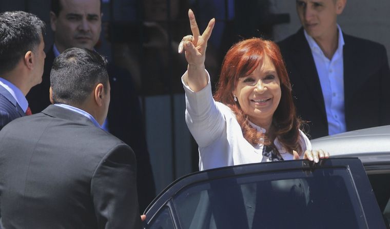 Cristina reclamó a la Justicia cobrar dos pensiones.