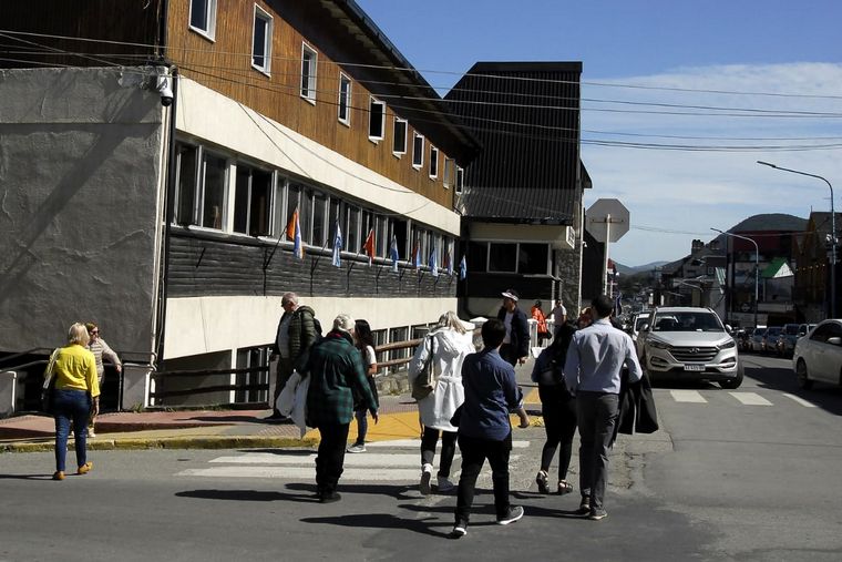 Turistas en Ushuaia que llegaron de un crucero