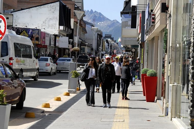 Turistas en Ushuaia que llegaron de un crucero