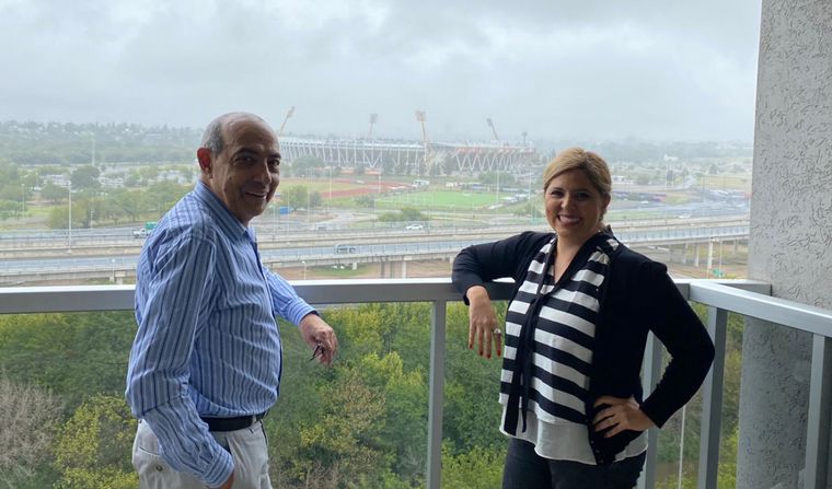 Mario, Geo y la imponente vista del balcón de la casa de Pereyra.