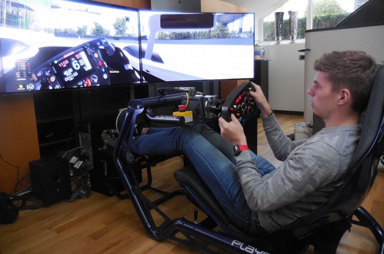 Vestappen corre GP's virtuales mientras espera volver a las pistas