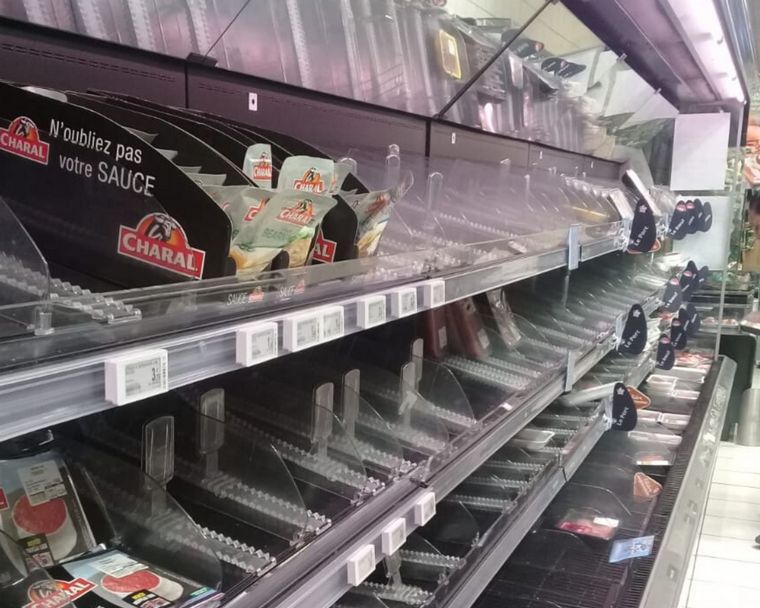 Góndolas semivacías en Francia en medio de la pandemia.