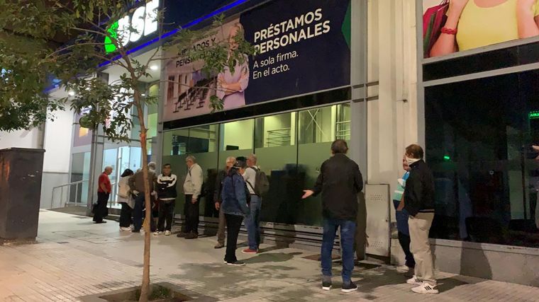 Largas colas de jubilados en bancos de Córdoba.