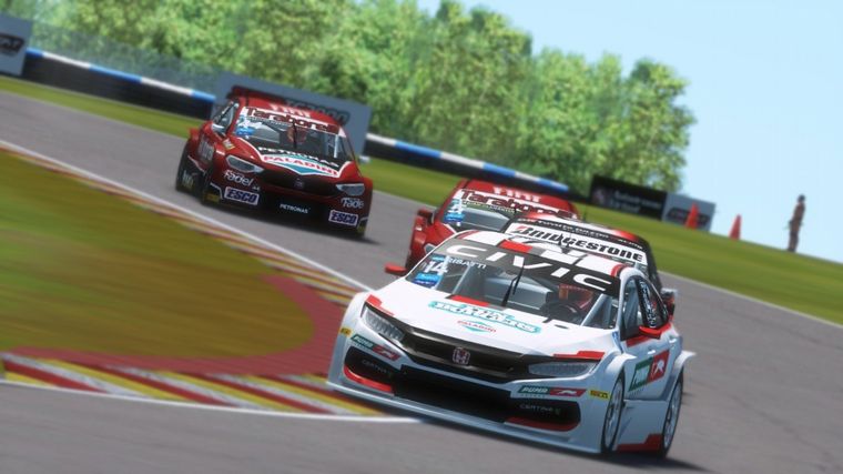 Caíto Risatti con su Civic bajando el "Tobogán" delante de un Corolla y dos Tipo