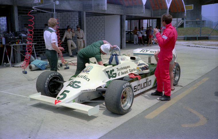Reutemann deja su casco en el pontón del Williams, el final.