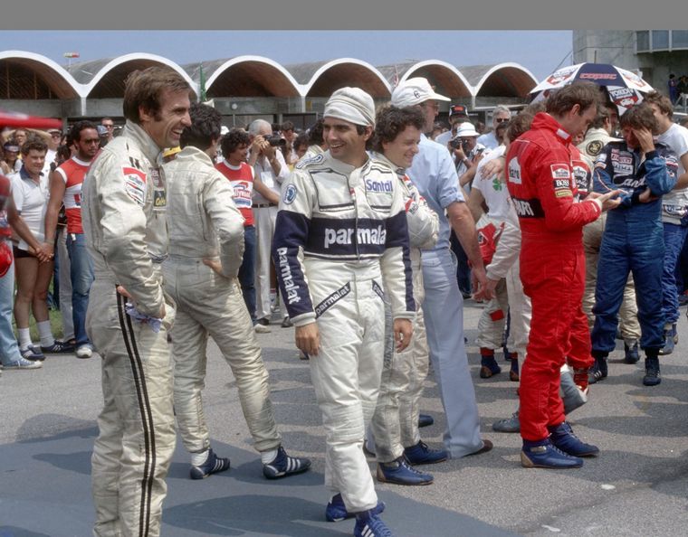 Reutemann sonriente dialoga con Nelson Piquet en Jacarepagué (Brasil).