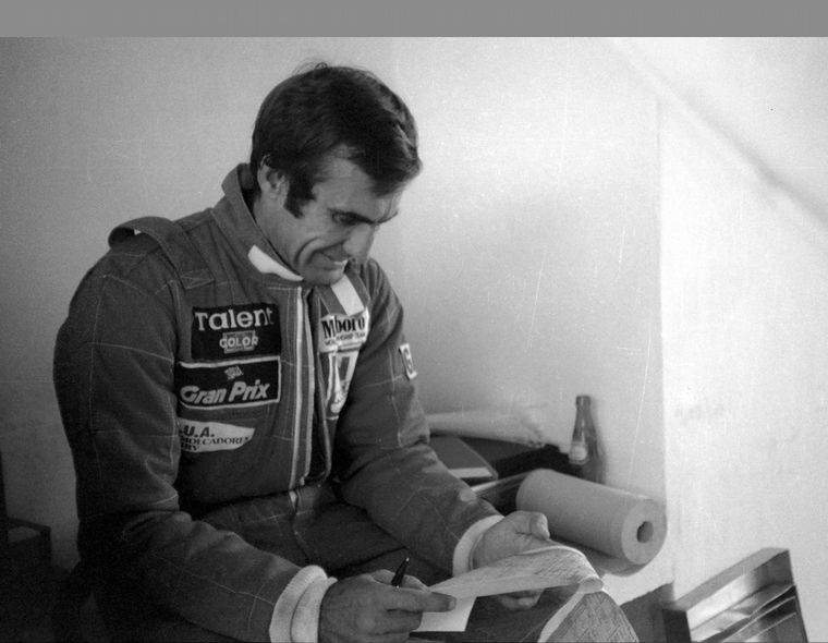Reutemann en soledad en su box, meditando su retiro de la F.1.