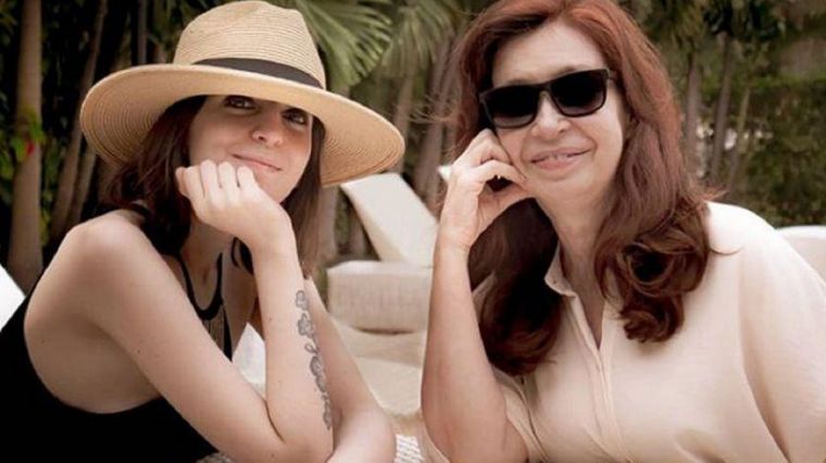 Florencia Kirchner regresó junto a la vicepresidenta en el último vuelo de Cuba.