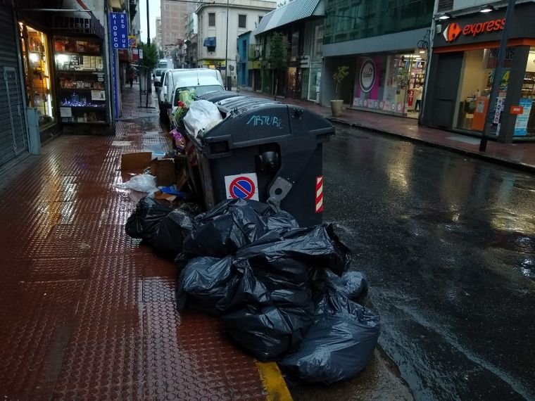 Se acumula la basura en los contenedores y calles de Córdoba - Noticias ...