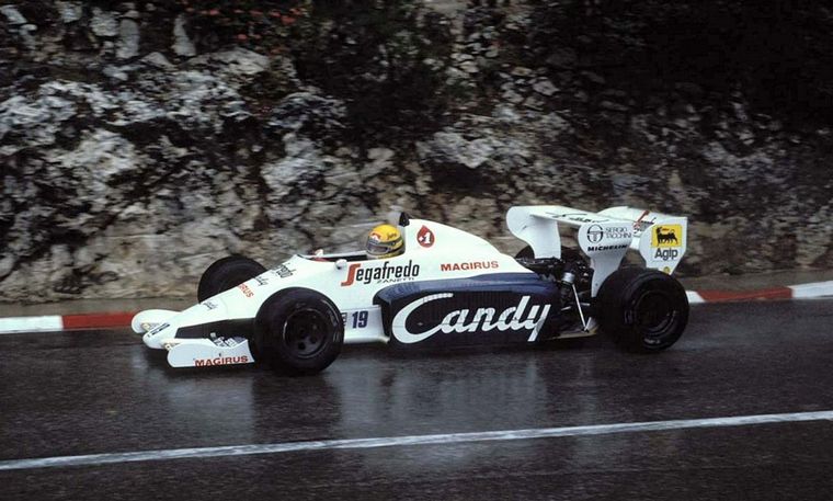 Senna y el Toleman en la clase magistral bajo la lluvia en Monaco 1984.