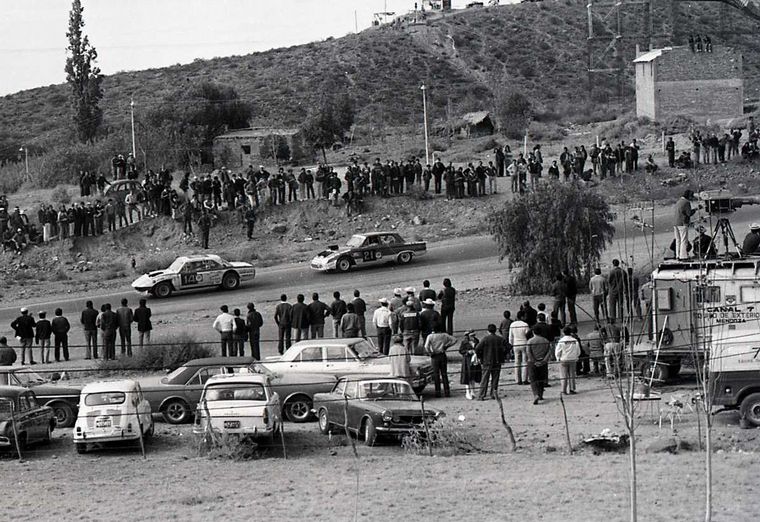 FOTO: Gradassi (Falcon Nº6) camino a la primer victoria del equipo en Mendoza, 1972.