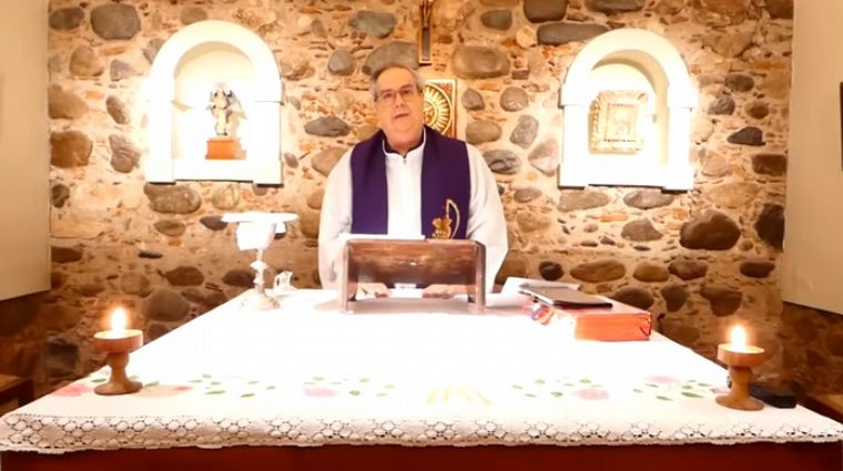 El padre Rossi dio la misa por streaming.