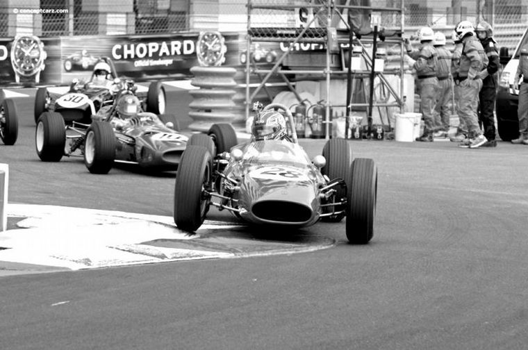 Usó motores OSCA, Alfa Romeo, Ford y propios