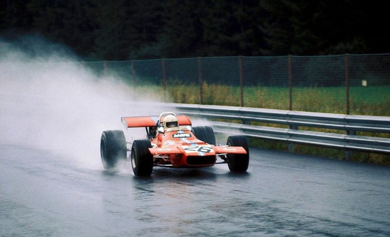 Brian Redman en la lluvia con el De Tomaso-Cosworth