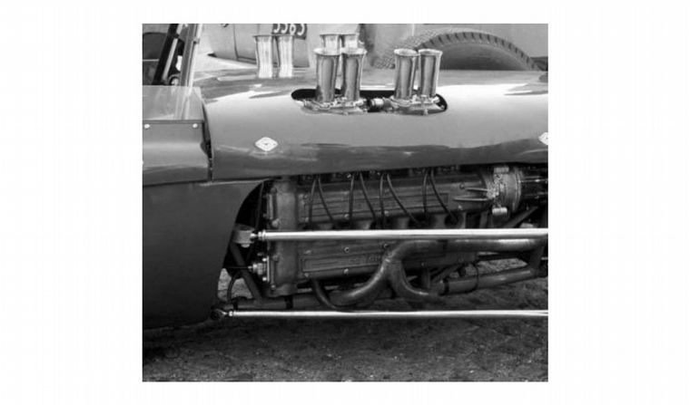 Detalle del motor boxer en el De Tomaso 801