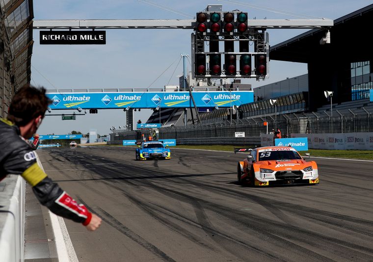 Viano desde el paredón de Boxes y su piloto Jamie Green.