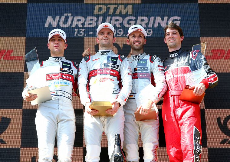 Viano en el podio junto a sus pilotos Audi de DTM