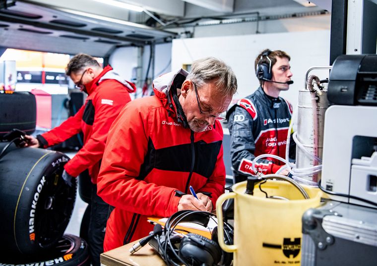 Viano atento a los monitores del Box siguiendo a sus pilotos.