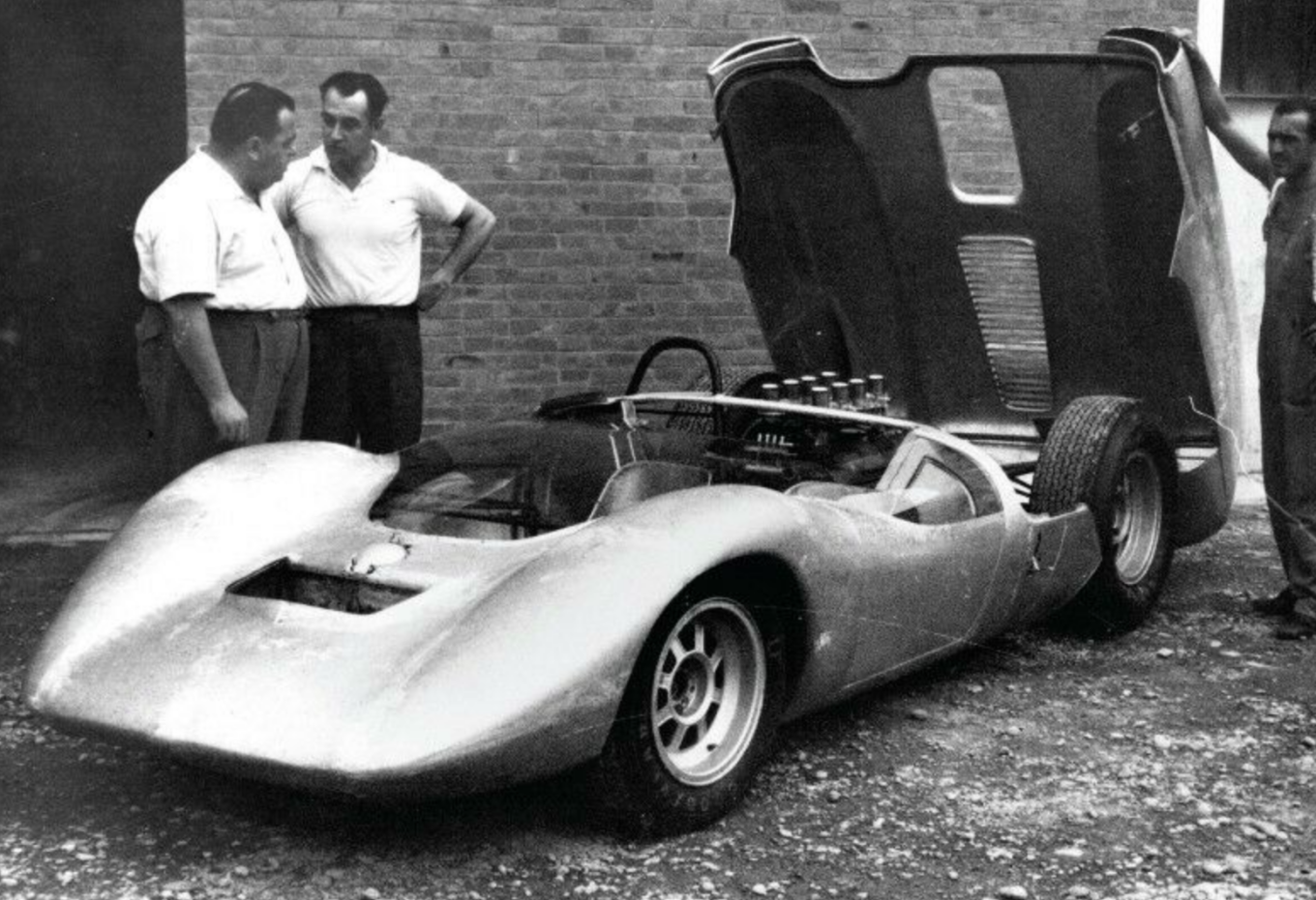 FOTO: Brock, el diseñador del P70, y Fantuzzi con el chasis De Tomaso y el Ford V8