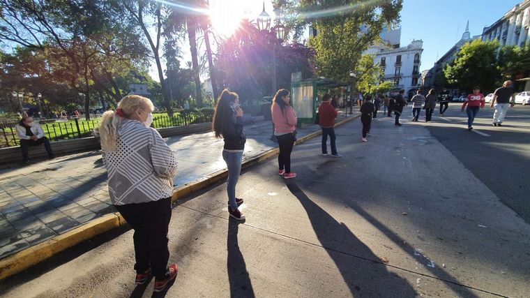 FOTO: Nutrido movimiento en la city de Córdoba por el cobro de jubilados.