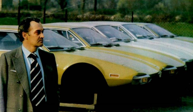 Alejandro De Tomaso frente a un línea de Panteras producidos en su planta de Módena