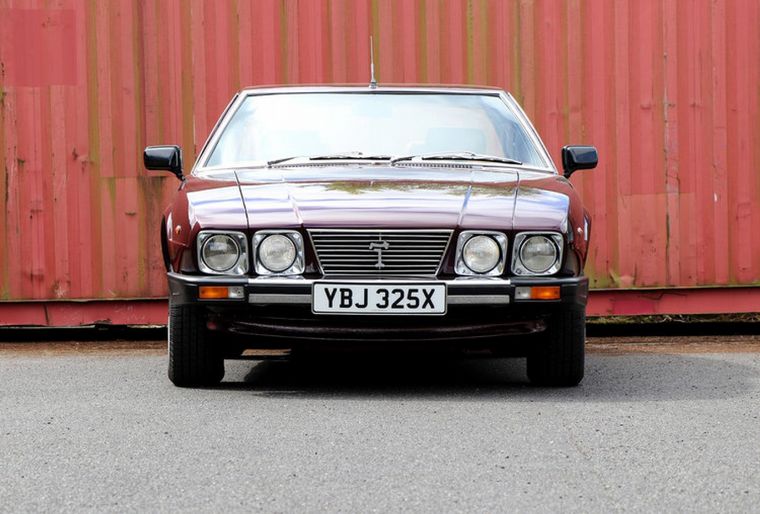 Con el V8 de Ford, De Tomaso produjo el Dauville, un sedán de lujo