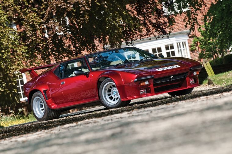 GT5, carrocería ensanchada, toma de aire más grande y spoiler trasero en delta