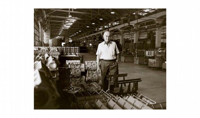 Alejandro De Tomaso en su planta de Módena, ya en los 90