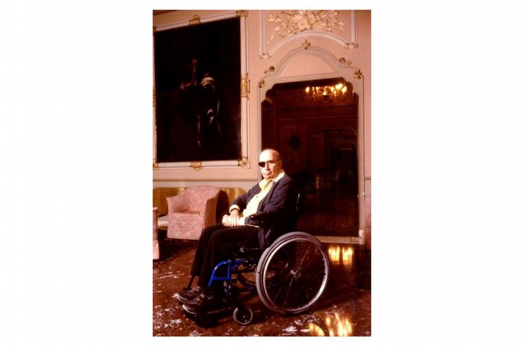 Un derrame cerebral lo puso en silla de ruedas y dejó la profesión