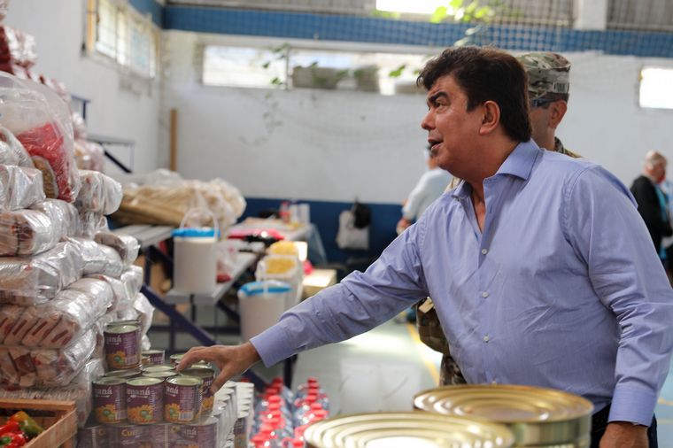 El intendente de La Matanza, Fernando Espinoza, supervisa un centro de alimentos.